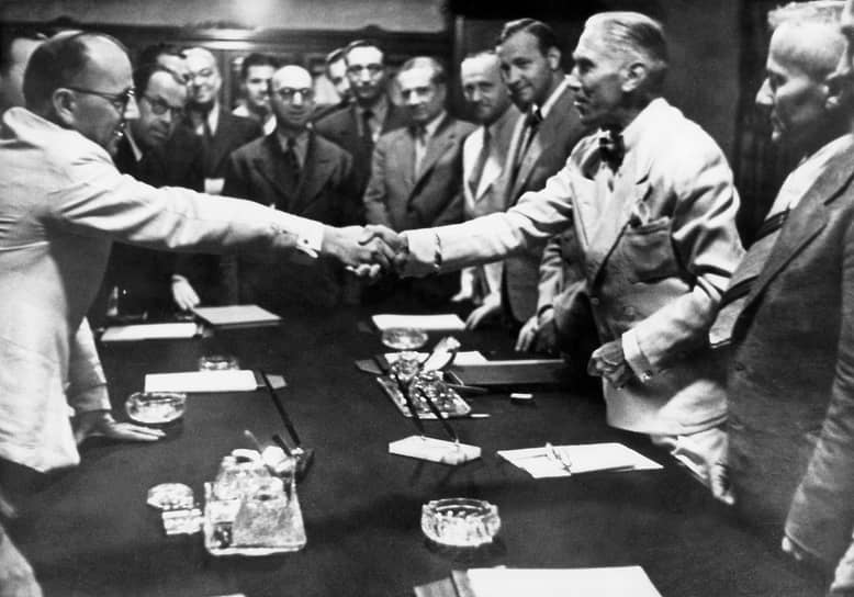 «Немецкие дипломаты во главе с Папеном не жалели средств на то, чтобы путем прямого подкупа создать группу "своих людей" в турецких политических кругах» (на фото — подписание германо-турецкого договора. Анкара, 18 июня 1941 года)
