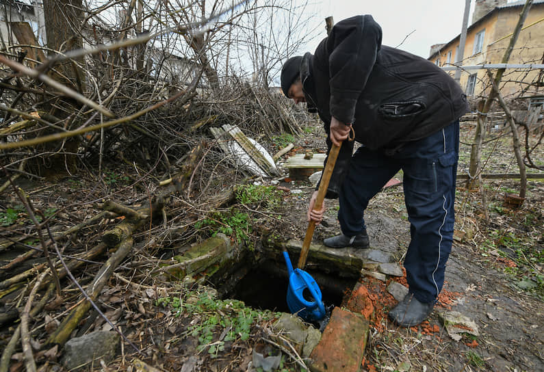 Из-за обстрелов в ДНР почти нет воды. Люди вынуждены набирать техническую воду из колодцев или идти в пункты выдачи