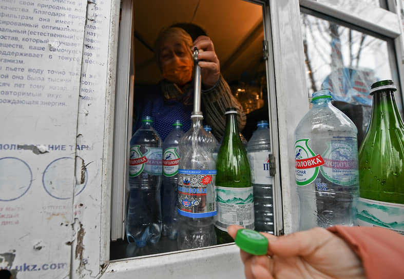 Выдача питьевой воды жителям Кировского района Донецка
