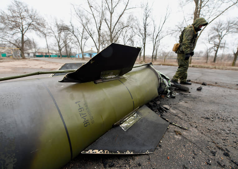 ВСУ обстреливают территории Донецкой Народной Республики с помощью ракет «Точка-У»
&lt;BR>На фото: Военнослужащий охраняет обломки ракеты, упавшей в ДНР