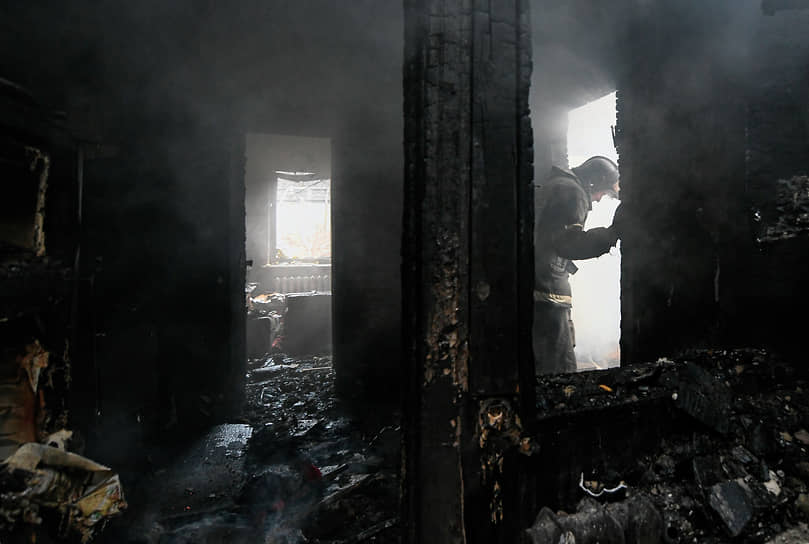 Пожарный в одном из сгоревших домов Донецка