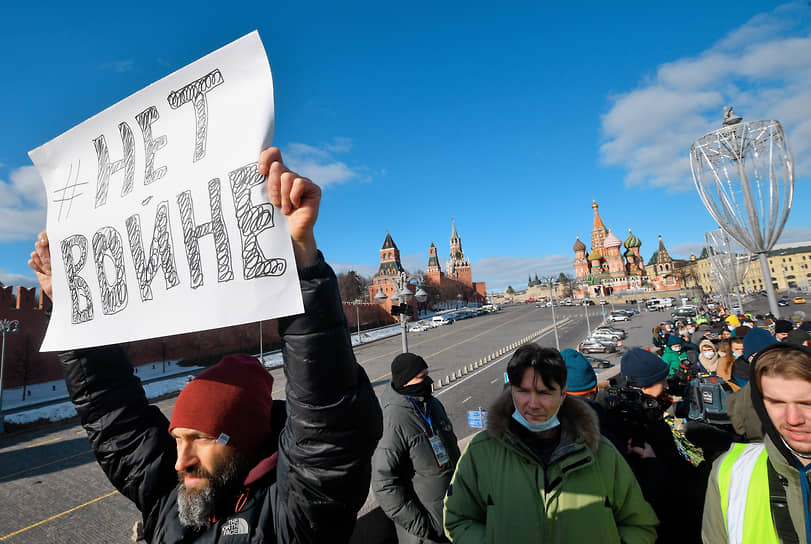 Акция памяти убитого в 2015 году политика Бориса Немцова в этом году проходит с антивоенными лозунгами