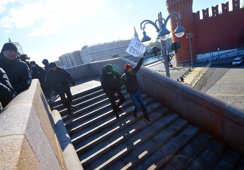 Демонстранты с антивоенными лозунгами на акции памяти Бориса Немцова на Большом Москворецком мосту