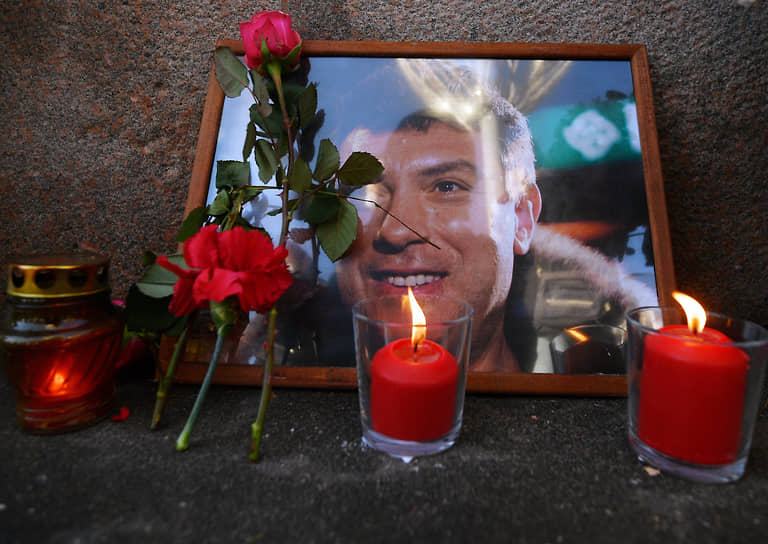Акции памяти политика Бориса Немцова проходят в Москве, Санкт-Петербурге, Екатеринбурге и других городах