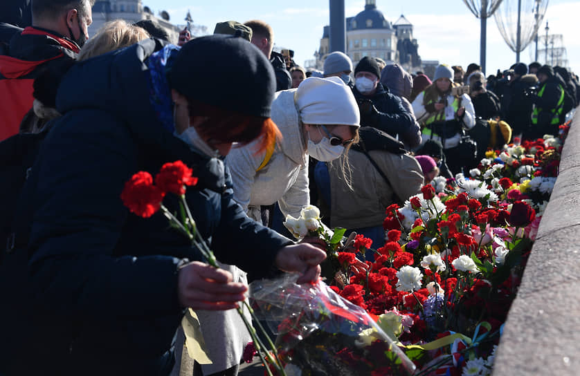 Массовые акции в Москве запрещены, но возложению цветов полиция не препятствует