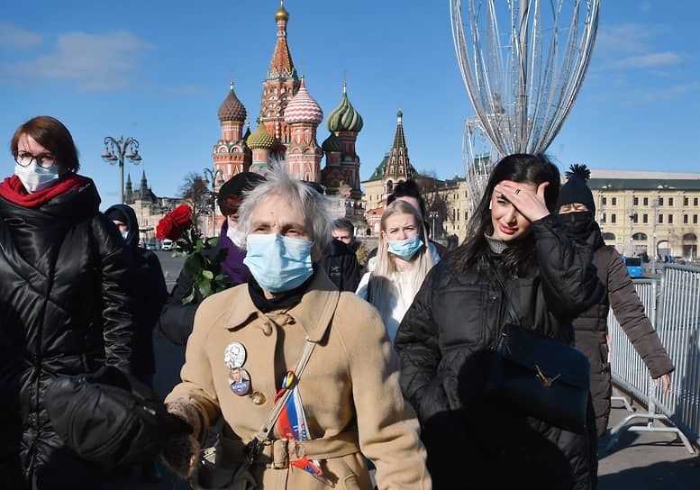 Возложение цветов к месту гибели политика Бориса Немцова в седьмую годовщину его убийства на Большом Москворецком мосту
