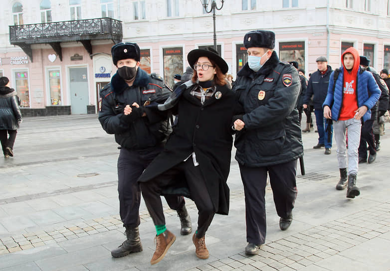 Сотрудники полиции задерживают участников акции в Нижнем Новгороде