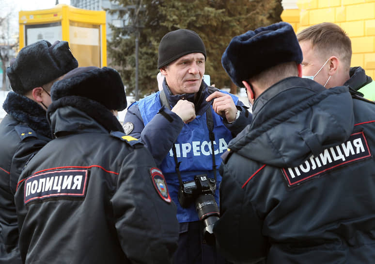 Сотрудники полиции и представитель прессы во время акции в Нижнем Новгороде