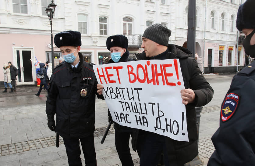Задержание на Театральной площади в Нижнем Новгороде