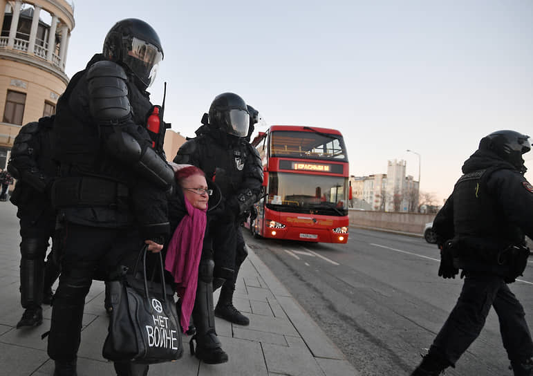 Задержание участницы антивоенной акции на Пушкинской площади в Москве