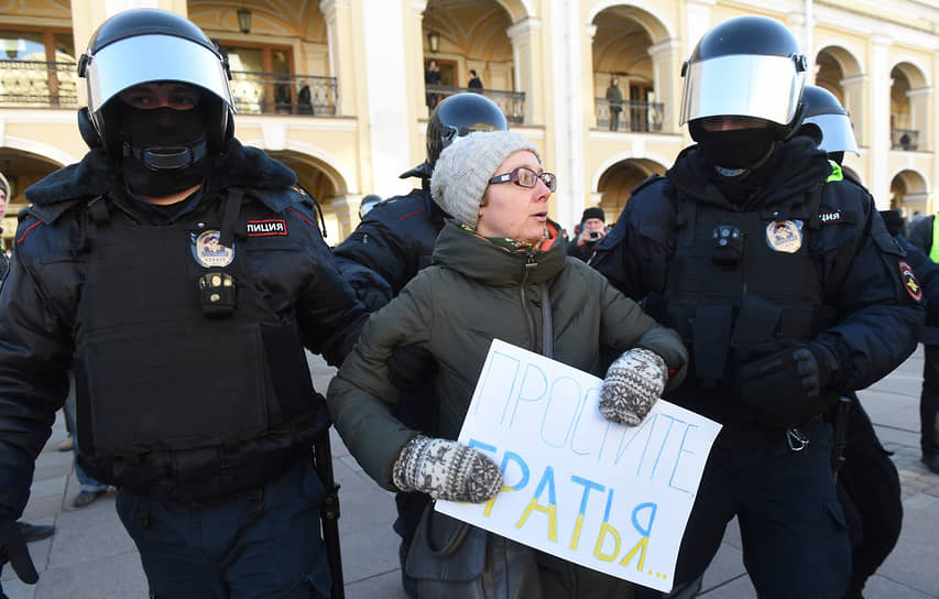 Задержание участницы антивоенной акции в Санкт-Петербурге