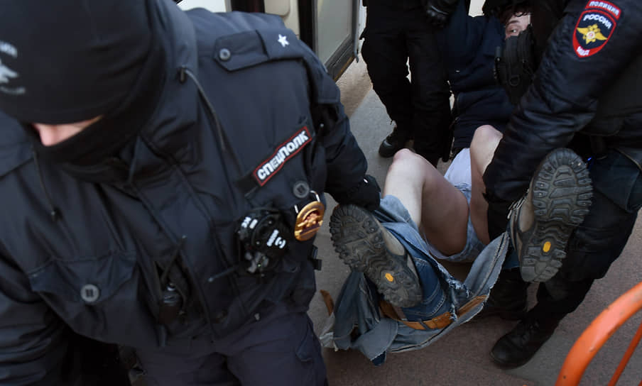 Задержание участника антивоенной акции в Санкт-Петербурге