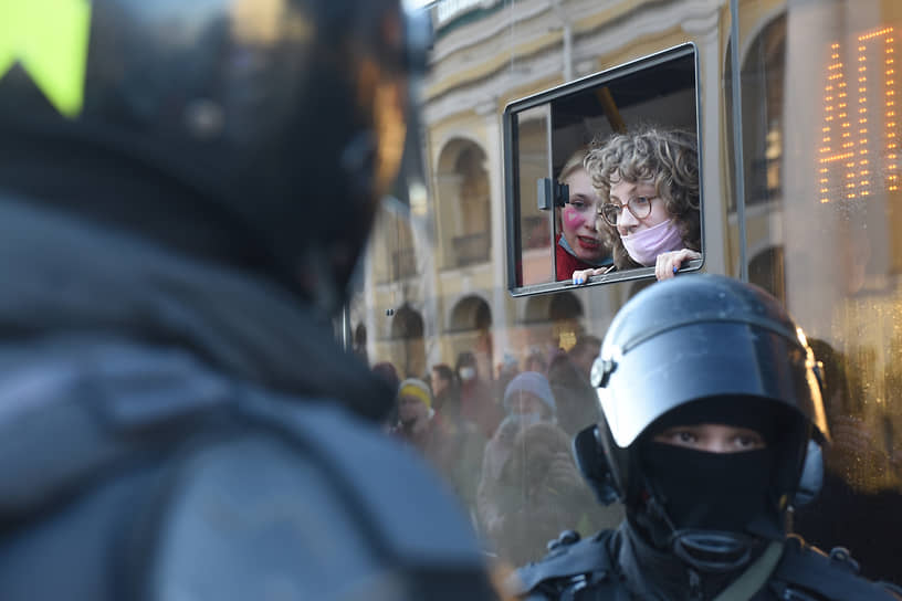 Несогласованная акция против специальной военной операции на Украине на Невском проспекте у Гостиного двора