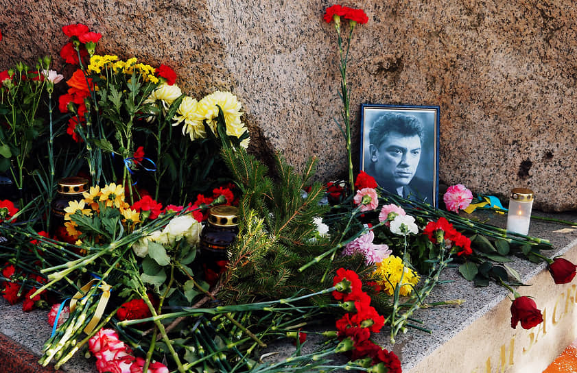 Акция памяти Бориса Немцова также прошла в Санкт-Петербурге у Соловецкого камня на Троицкой площади