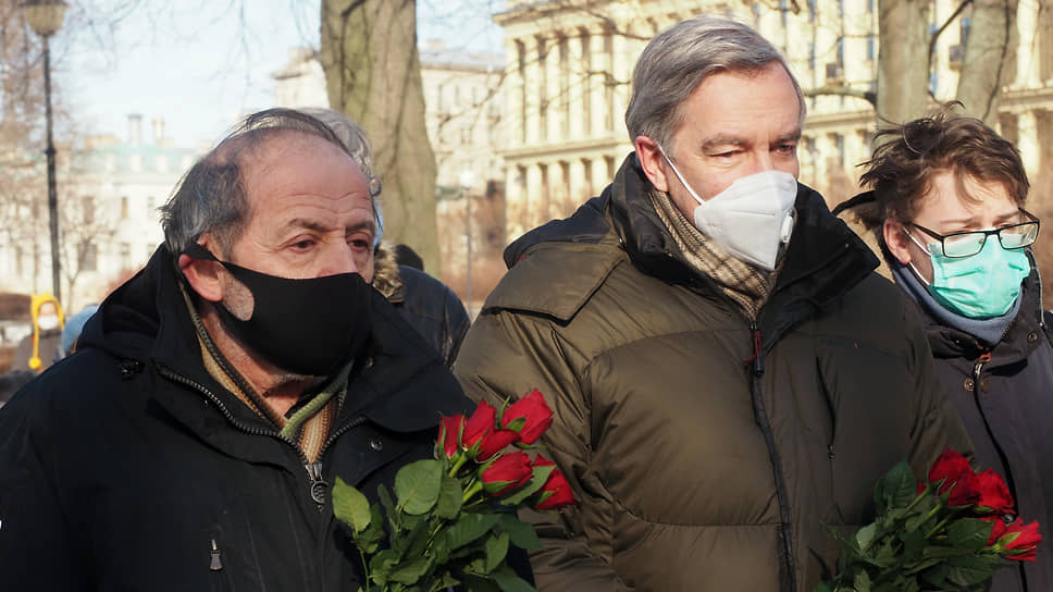 Депутат законодательного собрания Санкт-Петербурга Борис Вишневский (слева) во время акции