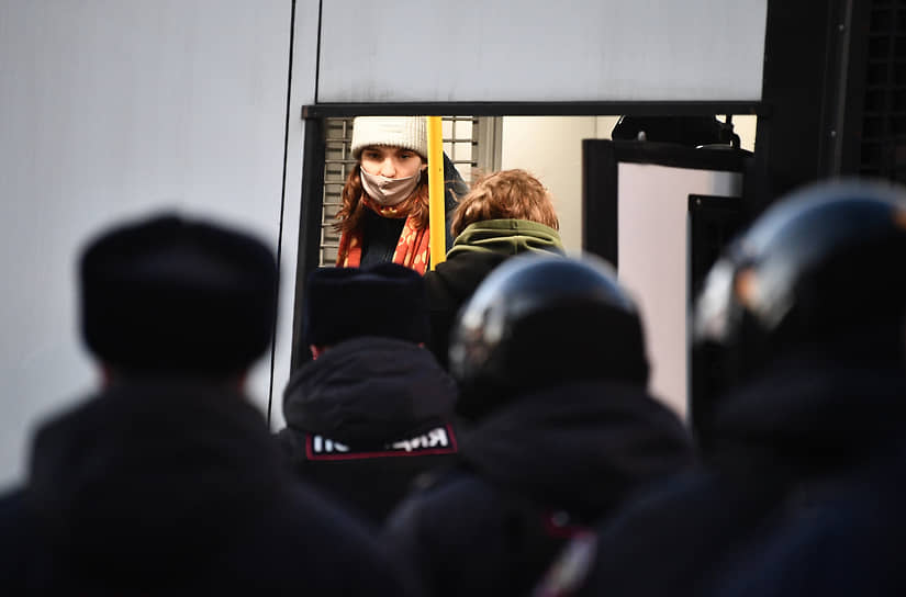 Сотрудники полиции во время задержания участников акции в Москве