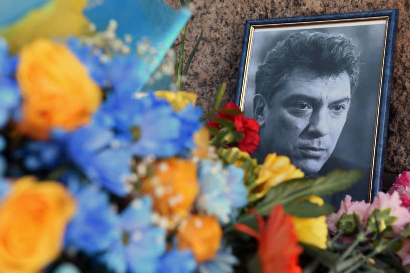 Портрет Бориса Немцова у Соловецкого камня на Троицкой площади Петроградской стороны