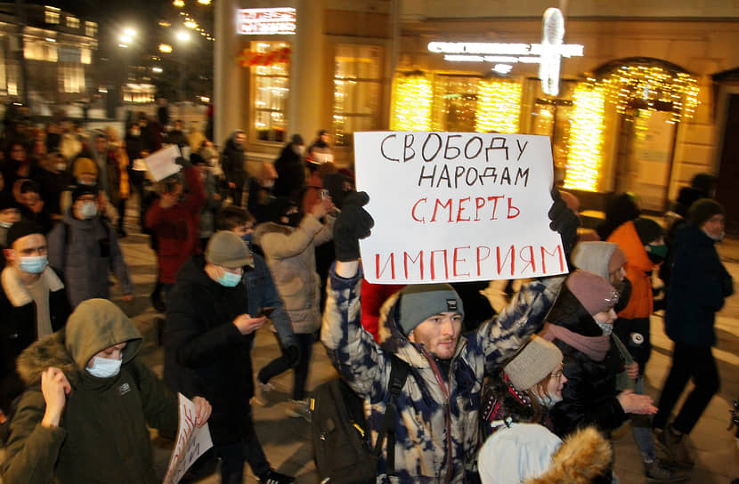 Антивоенная акция на Большой Покровской улице в Нижнем Новгороде