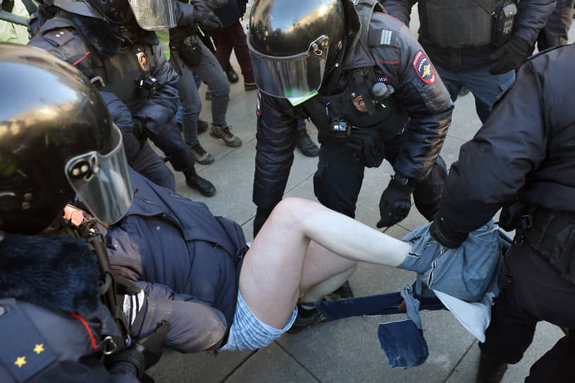 Полиция задерживает участников антивоенной акции в Санкт-Петербурге