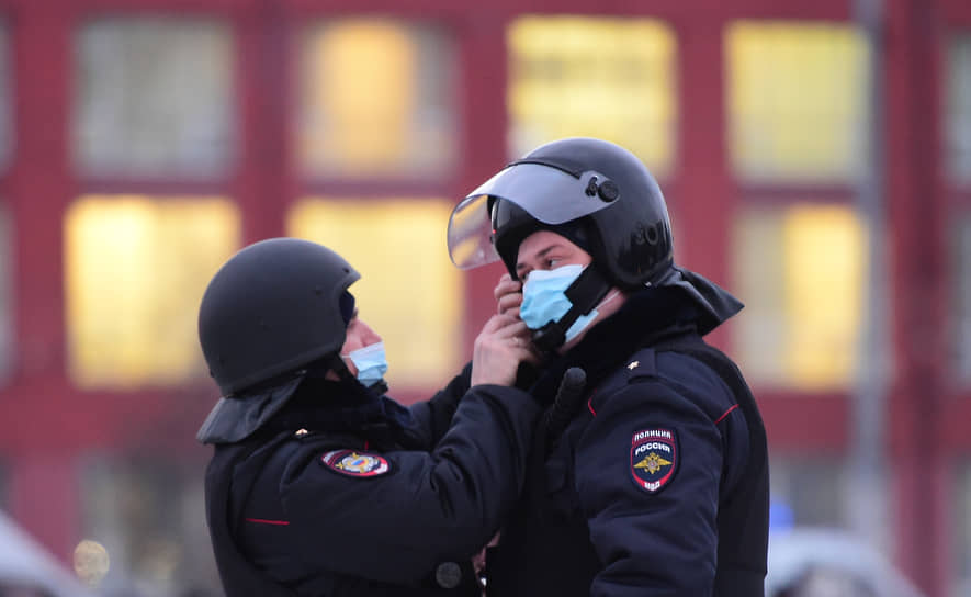 Оцепление сотрудниками полиции площади Ленина в Новосибирске