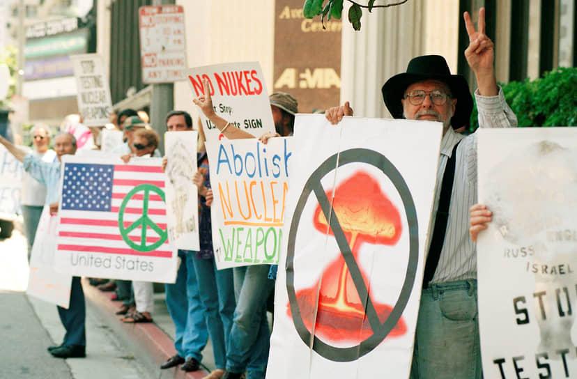 Лос-Анджелес. 5 июня 1998 года. Демонстрации протеста против ядерных испытаний в Индии и Пакистане