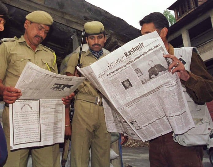 Шринагар. 29 мая 1998 года. Пакистанские газеты сообщают о ядерных испытаниях в Пакистане