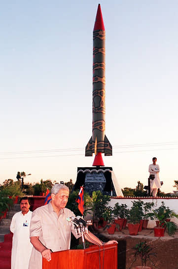 Абдул Кадир Хан на праздновании первого «дня рождения» пакистанской атомной бомбы