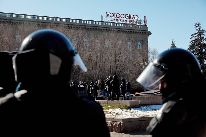 Сотрудники правоохранительных органов в оцеплении во время несанкционированной акции в Волгограде