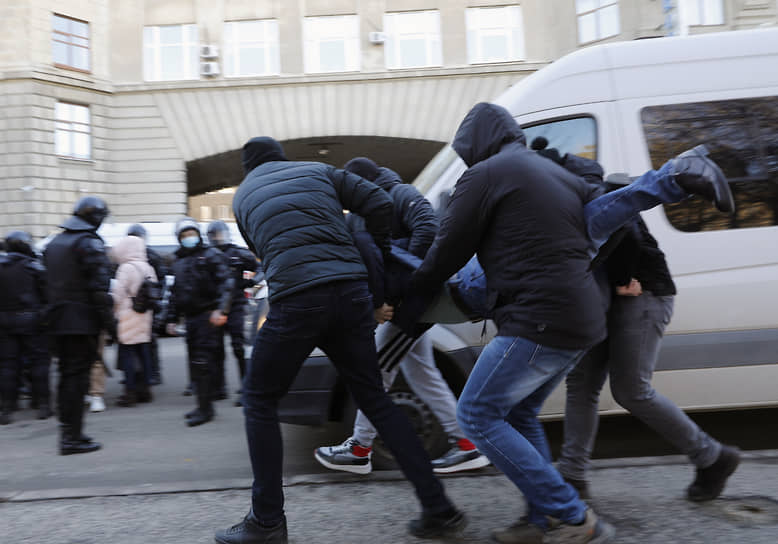 Задержание участников акции в Волгограде