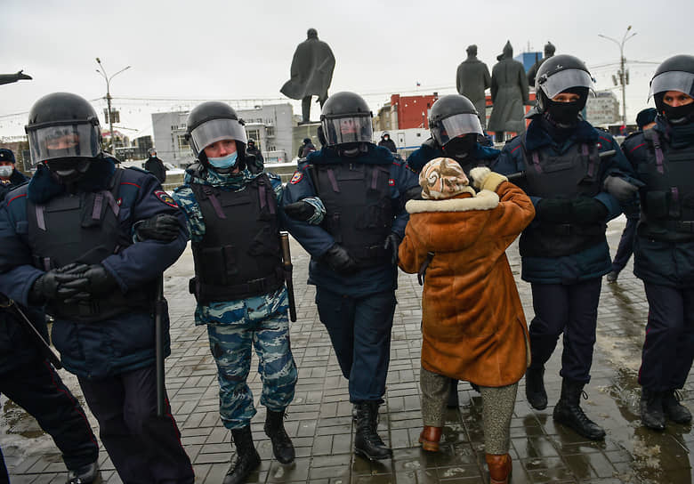 Сотрудники полиции в оцеплении на площади Ленина в Новосибирске