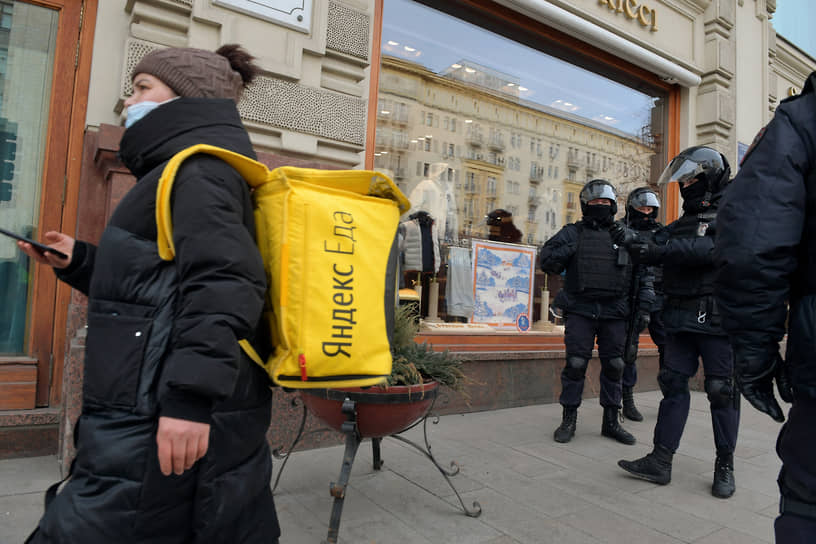 Сотрудники полиции на Тверской улице