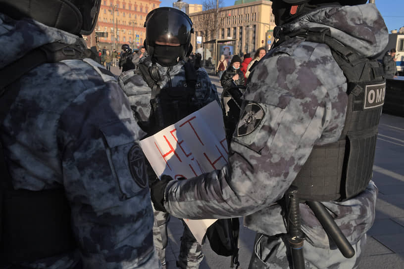 Сотрудники правоохранительных органов во время акций на Лубянской площади