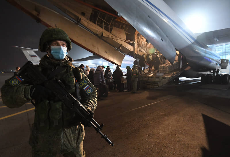 Россияне во время посадки в самолет в международном аэропорту «Алматы», январь 2022 года