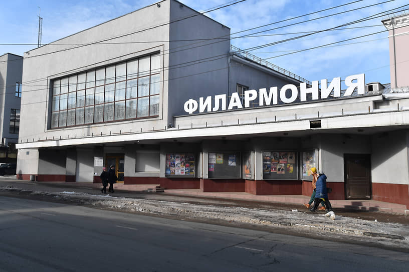 В советское время здание театра было полностью перестроен снаружи