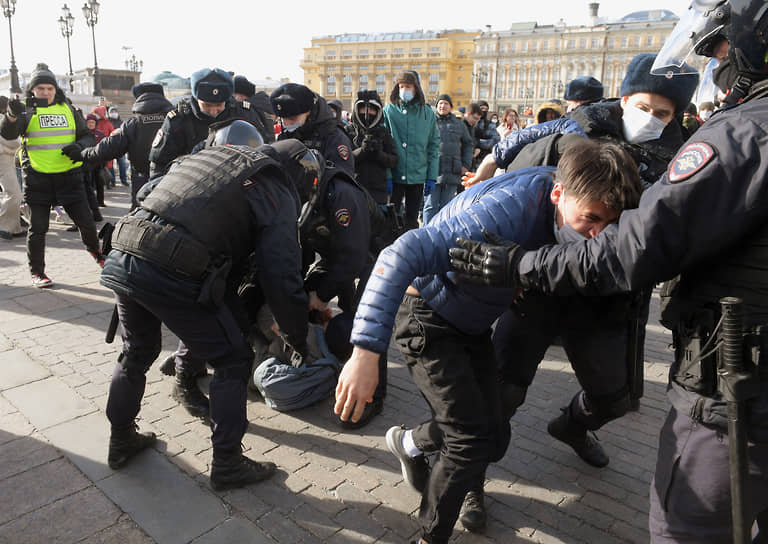 Москва. Полиция задерживает участников несанкционированной акции против специальной военной операции на Украине 