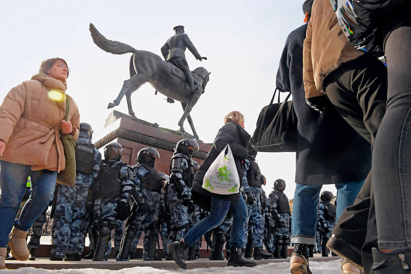Москва. Полицейские в оцеплении на Манежной площади