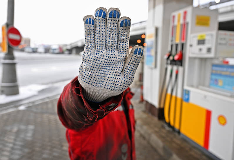 Москва. Оператор автозаправочной станции компании Shell, объявившей о выходе из российских проектов