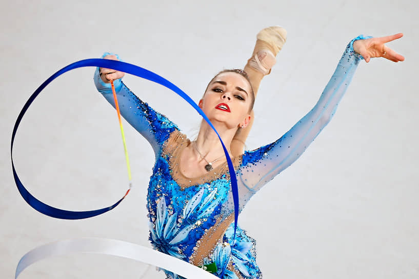 Москва. Арина Аверина выполняет упражнение с лентой на чемпионате России по художественной гимнастике
