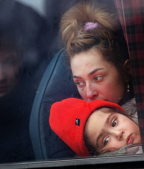Безыменное. Семья едет в лагерь для беженцев в ДНР