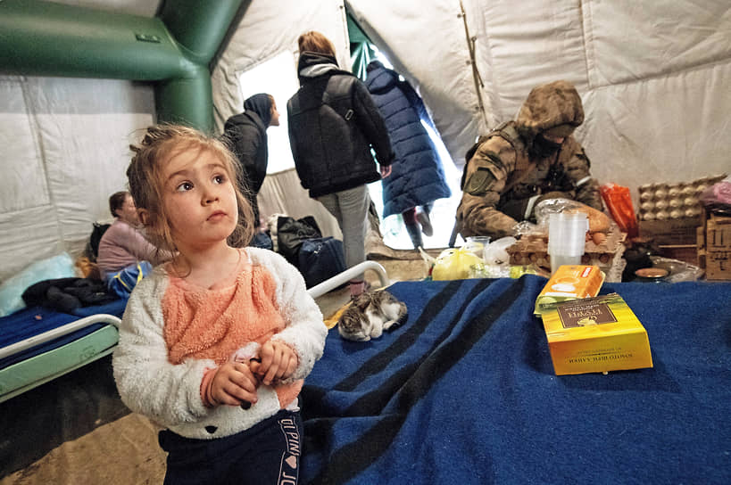 Безыменное, ДНР. Беженцы из Мариуполя в палатке 