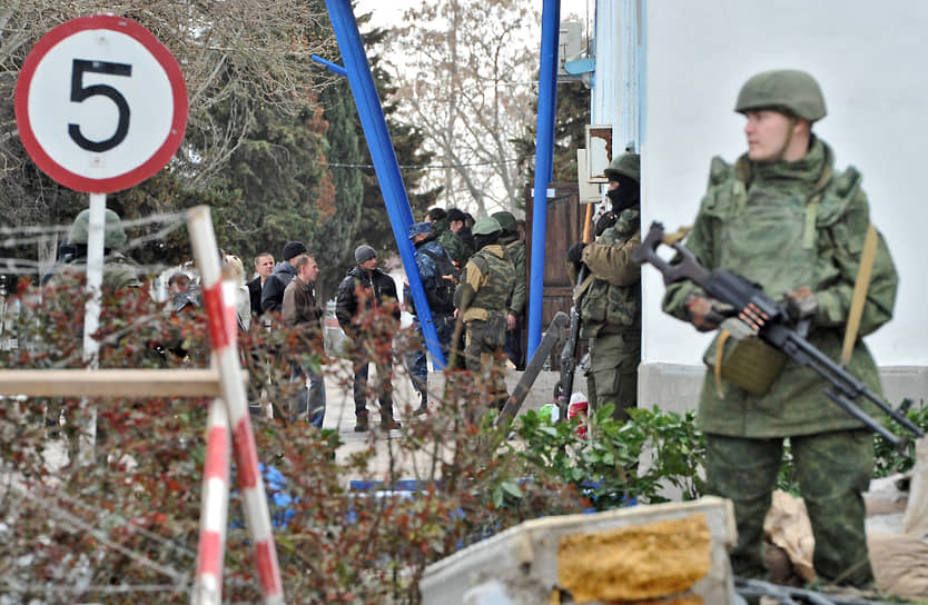 Военнослужащие без опознавательных знаков у здания штаба ВМС Украины в Севастополе (март 2014 года)