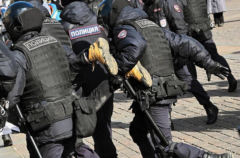 Сотрудники полиции задерживают участников акции на Манежной площади в Москве 