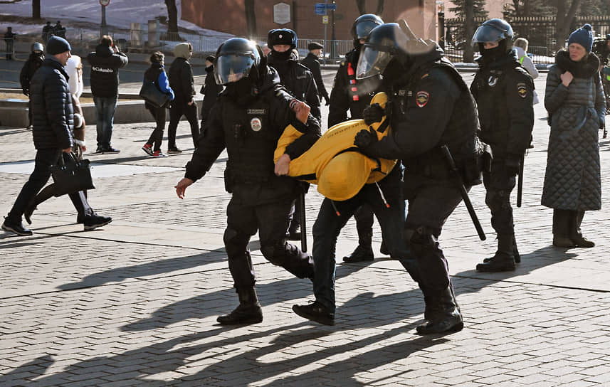 Сотрудники полиции задерживают участника акции на Манежной площади