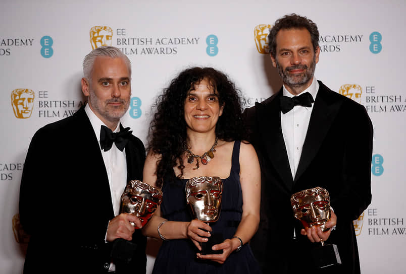 Слева направо: кинопродюсеры Йен Каннинг, Таня Сегачан и Эмиль Шерман, получившие BAFTA в номинации «Лучший фильм» за картину «Власть пса»