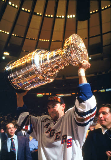 В 1994 году Сергей Зубов помог выиграть «Нью-Йорк Рейнджерс» play-off Национальной хоккейной лиги — до этого команда не побеждала 54 года. Второй Кубок Стэнли он завоевал в 1999 году в составе «Даллас Старс» — это единственный трофей в истории команды. Всего российский защитник провел в НХЛ более 1000 матчей