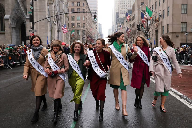 Участницы международного фестиваля Rose of Tralee на параде в честь Дня святого Патрика в Нью-Йорке