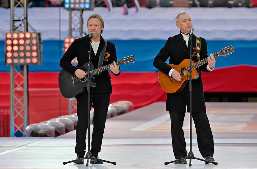Актер Дмитрий Харатьян (слева) и певец Александр Ф. Скляр на митинге-концерте в «Лужниках»