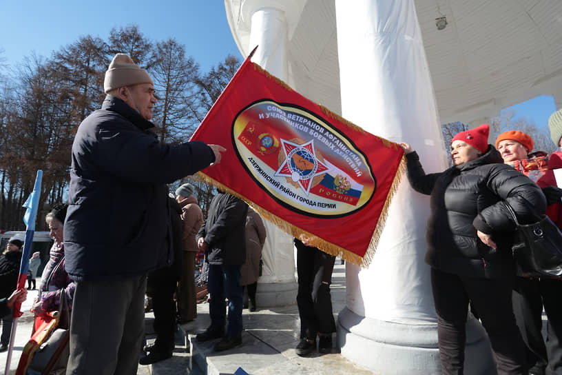 Люди на митинге в Перми