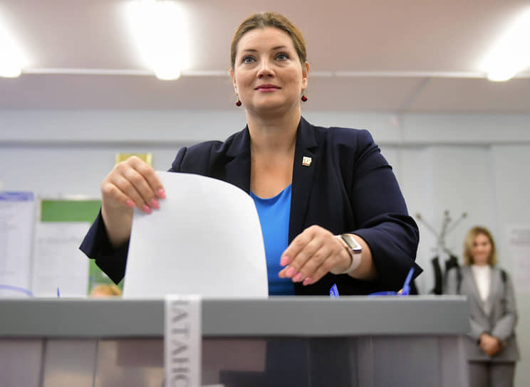 Кандидат в губернаторы Санкт-Петербурга Надежда Тихонова во время голосования на избирательном участке