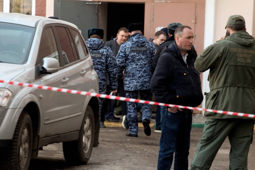 Сотрудники правоохранительных органов на месте убийства Василия Мельникова и его семьи